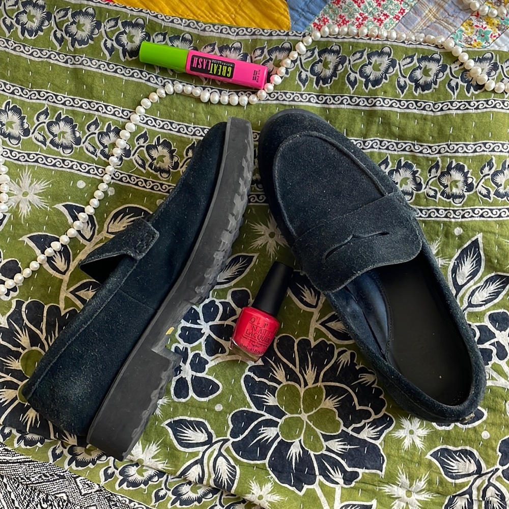 COLE HAAN Newburg Lug Loafer in GREAT CONDITION, the perfect black suede shoe!